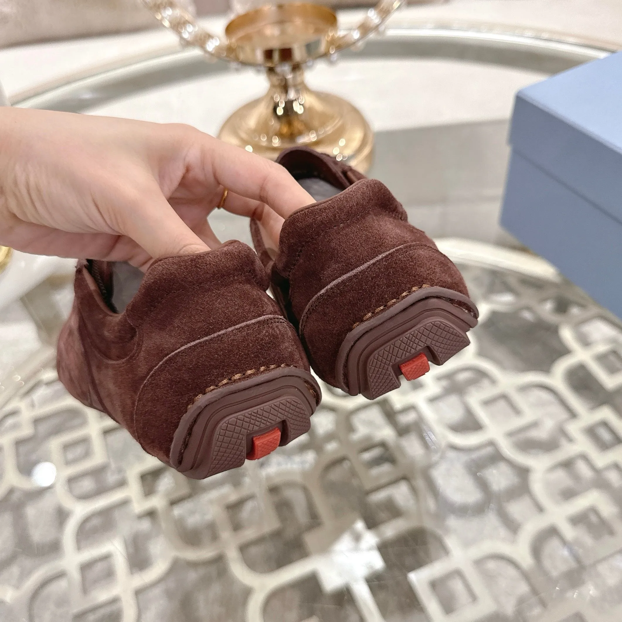 P600. PRADA for couples, casual shoes for couples, originally developed 1:1, made of high-mercerized cowhide, silk sheepskin lining, rubber outsole, comfortable and soft on the feet, size for women: 35 to 41. Male 38 to 45